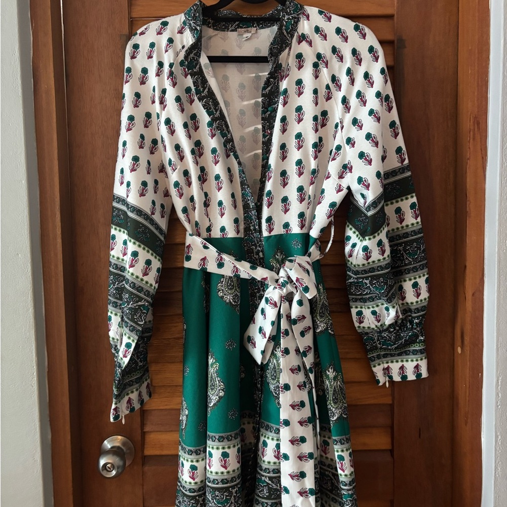 Elegant Green and White Long Sleeve Dress